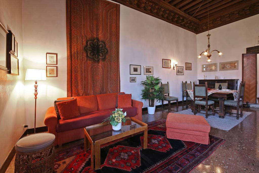 Appartamenti Inside Palazzo Foscarini Venecia Exterior foto