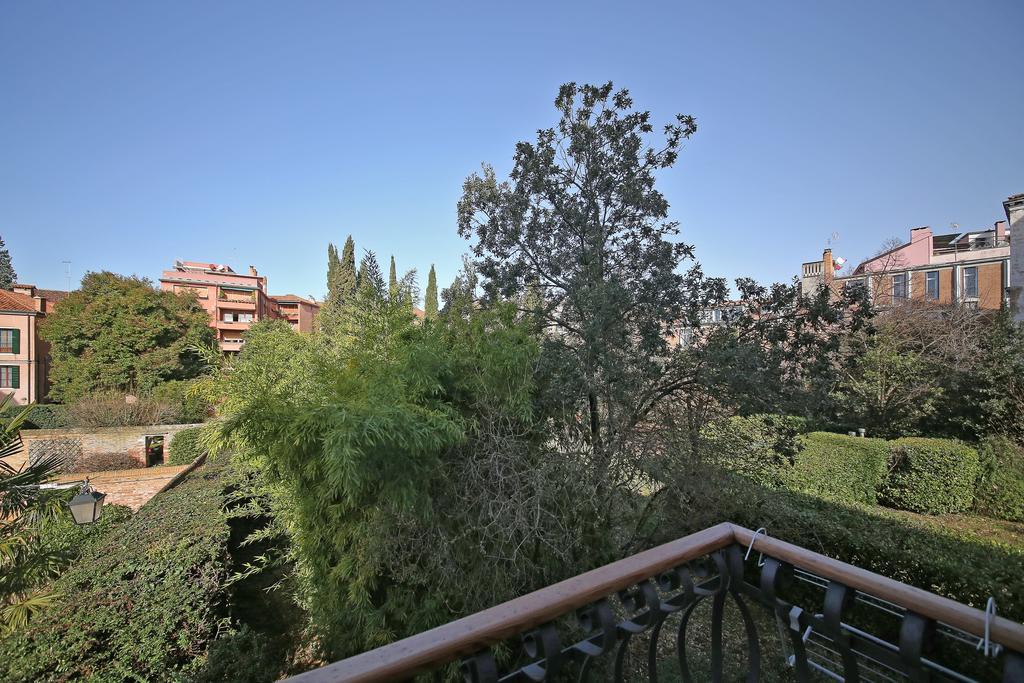 Appartamenti Inside Palazzo Foscarini Venecia Exterior foto